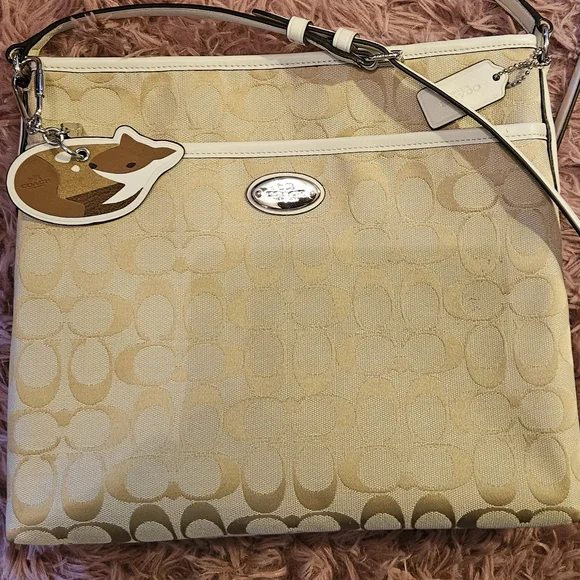 Elegant Coach Cream Shoulder/Crossbody Bag - Picture 4 of 16